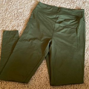 LulLaRoe Dark Green Leggings just in time for your Christmas Party!